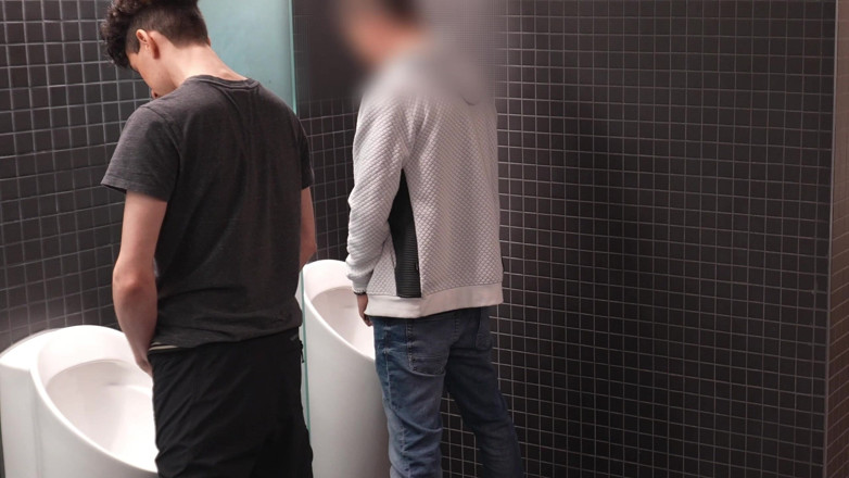Dylan Swatson: Fast Erwischt... Zwei Heterosexuelle Typen Blasen Sich Auf Der Toilette...