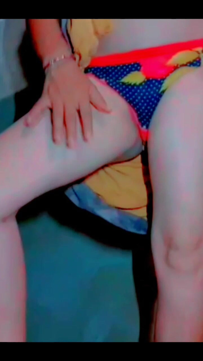 TricolorMusic3: Voglio molto sesso, sto brama ogni giorno, ma cosa posso...