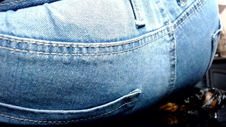 Maeling: Si jalang eboni dihancurkan dalam seluar jeans denim dan pantat...