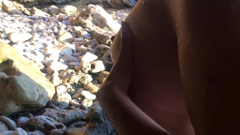 Hairy couple: Baise risquée à la plage