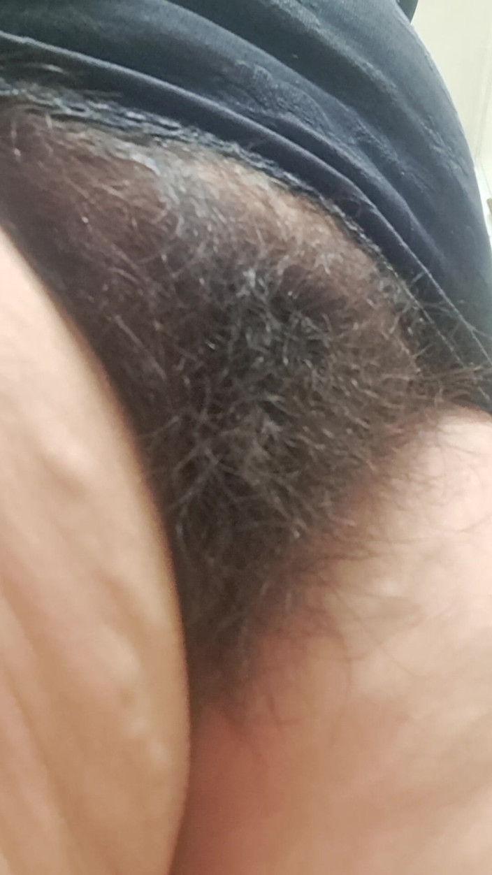 Mommy big hairy pussy: 双腿抚摸妈妈毛茸茸的热辣阴户
