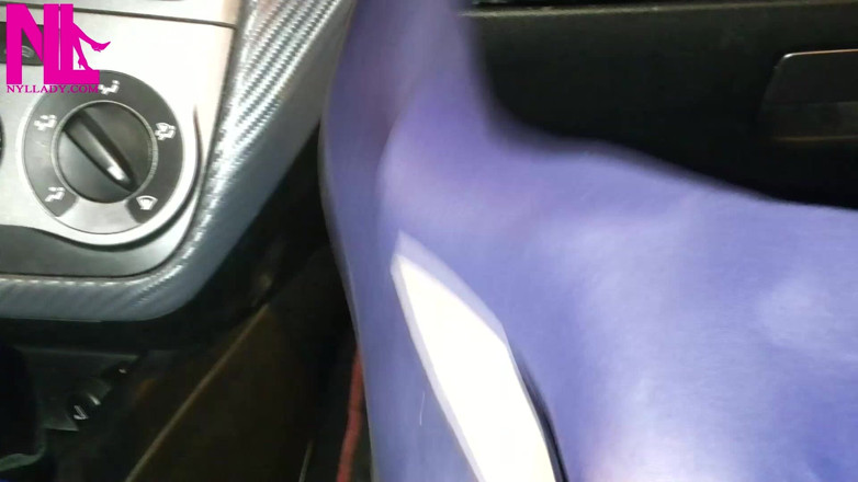 Nyllady: Honění v modrých punčochách a Blue Flats na čerpací stanici