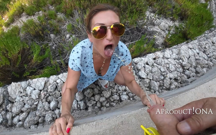 AproductionA: Julia est ma toilette publique