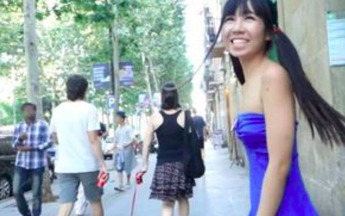 Littlesubgirl: Cammina nuda in città!