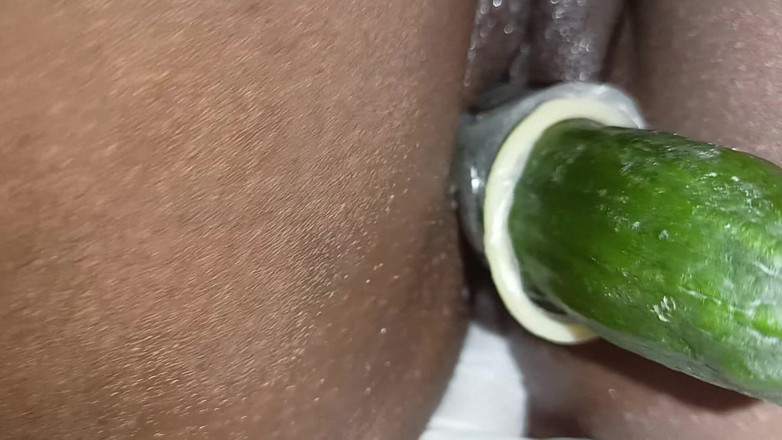 Faryal: Échec du plaisir avec un concombre