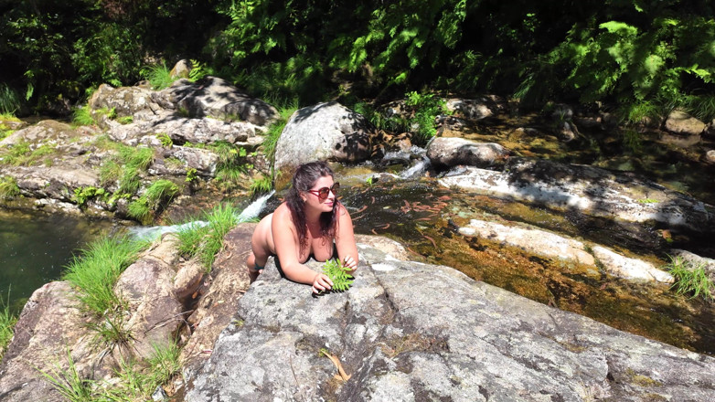 ExpressiaGirl: MILF tomando banho de sol em uma praia de nudismo...