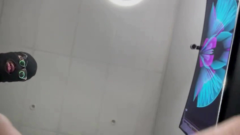 Maeling: 양말과 금이 간 발에 짓밟힌 마크로 - 제작