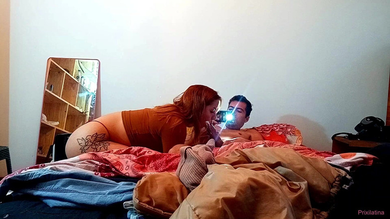 Bananacaseros: Il baise une fille excitée à gros cul dans la chambre...