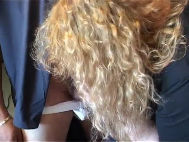 Milf in Love: Çirkin amatör kadın birkaç yarağı yalıyor