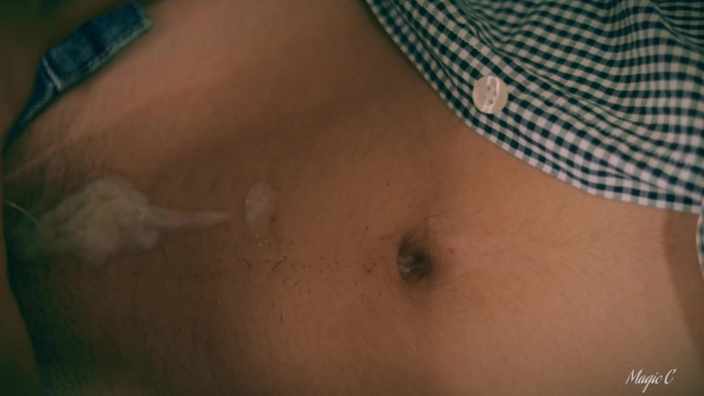 Magic C: Ngocok kontol besarku di ranjang sampai aku crot banyak banget....