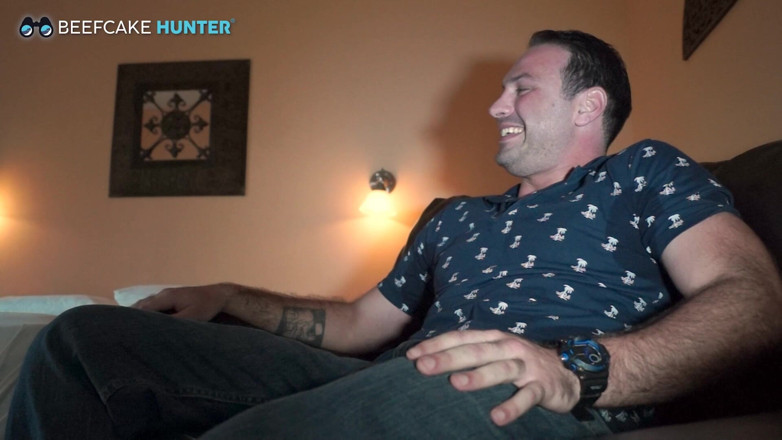Beefcake Hunter: Verschwitzter blowjob für eine große und hübsche
