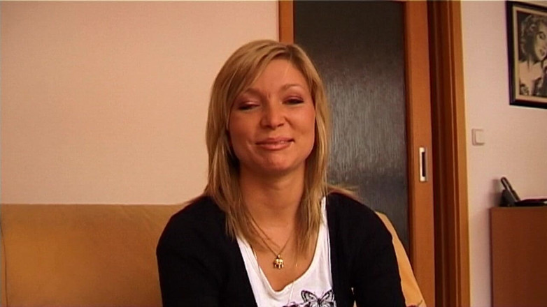 Bitch hunter: Geile blonde MILF lächelt verführerisch bereit für schmutzigen spaß