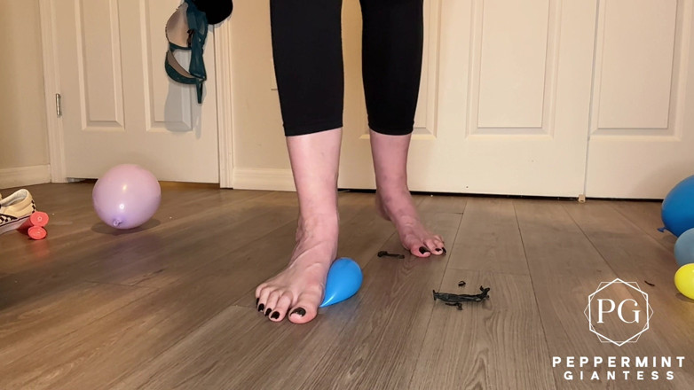 Peppermint Giantess: 그것은 팝업 것인가!? 거대한 발 vs 풍선 맨발, 샌들, 밴 소멸