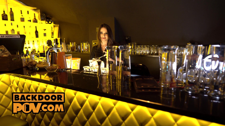 Its POV: O pulă sexy de barman te ia în curul ei