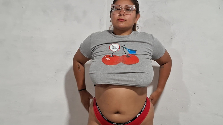 SugarPose: Latina s velkými prsy poskakuje ve spodním prádle
