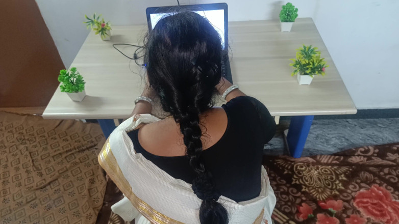 Inba: Femmes mariées, romance au bureau avec malayala sari