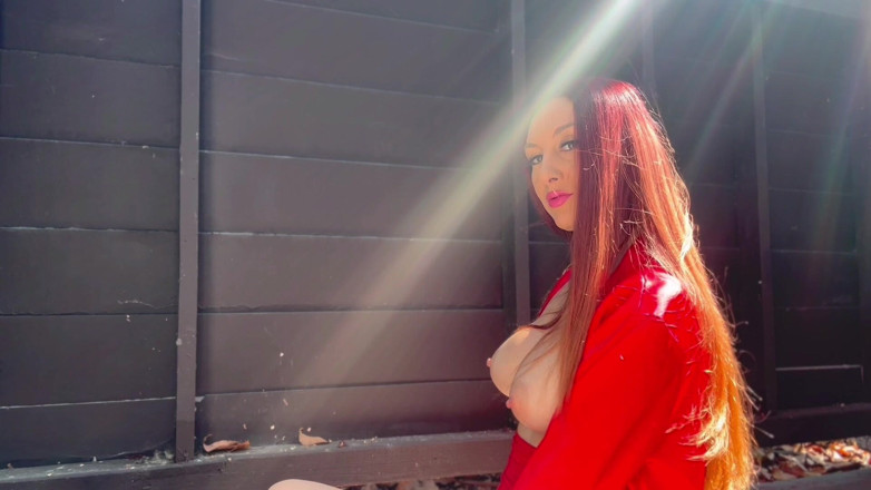 Artemisia Love: イタリアのビッグティストMILFアルテミシア、ソロホットな完璧な胸、屋外で愛