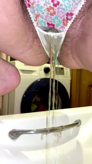 Ms Pee Piss: Külota işiyor