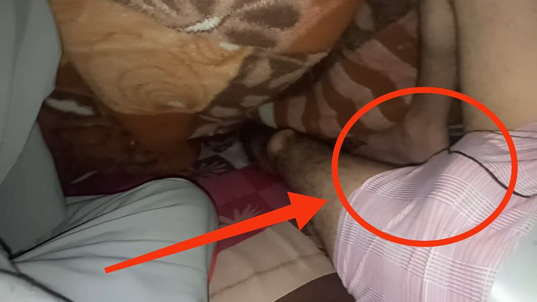 Desi__Panda: Primera vez que abro la ropa interior de mi hermanastro...