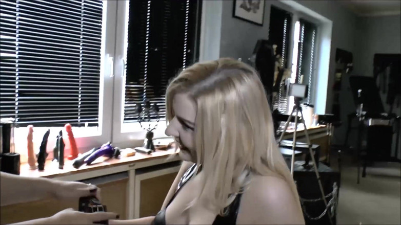 Hot Lesbian Babes: Dominatrix köle olmamda beni pratik yapıyor