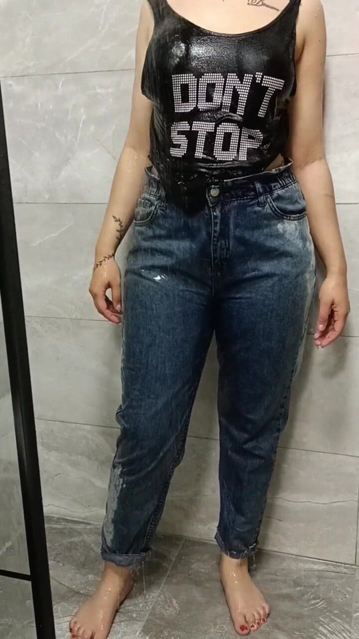 Esmer Tarcin: Ficando Molhada no Banho Show Sexy Ko