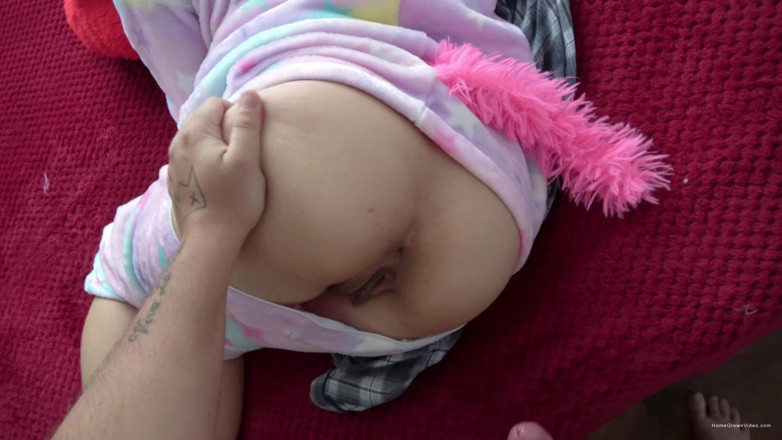 Homegrown Swingers: Onesie-meisje berijdt een lul