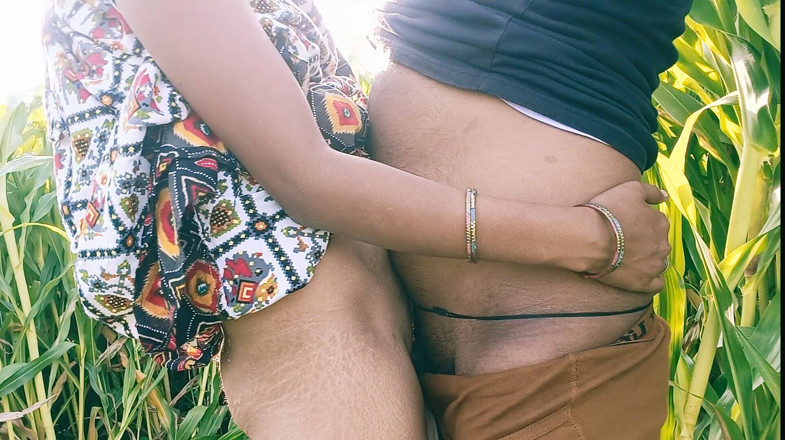 Telugubabhi: Des couples indiens desi sexy baisent en plein air pendant...