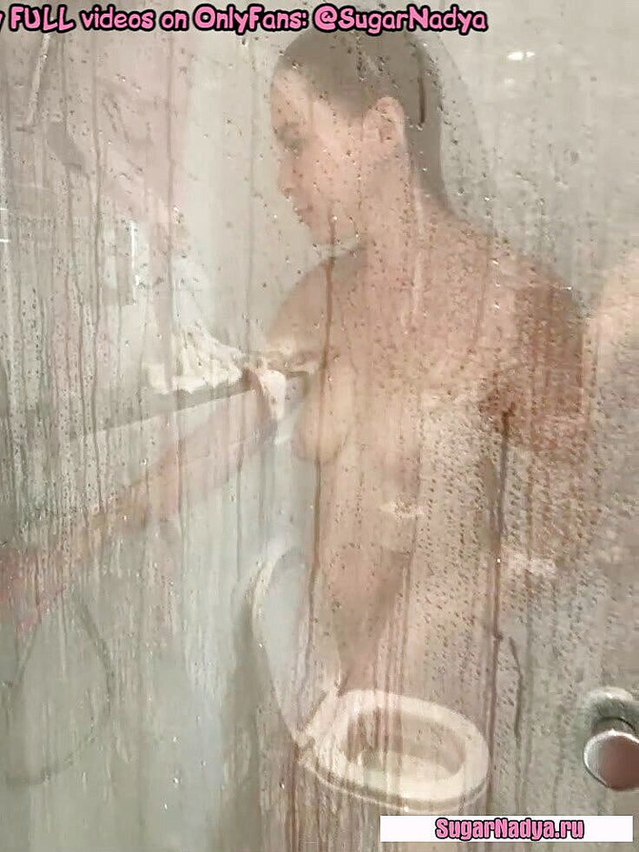 SugarNadya: 샤워 중 슈가나디아 부인이 씻는 모습을 지켜보는 남자