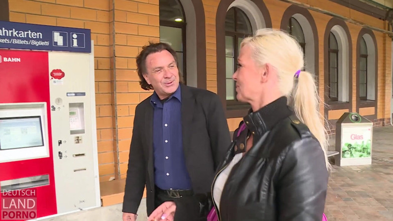 German Porn: Vivian Schmitt pasa tiempo con una polla porque el tren...
