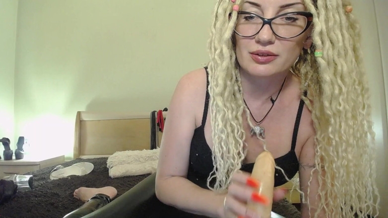 BadAssBitch: Je caresse ta bite de loser, te borde et ruine...