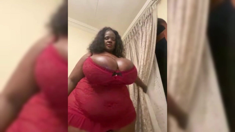 Legendary Booty Overdose: SSBBW noire, strip-tease dans la nature