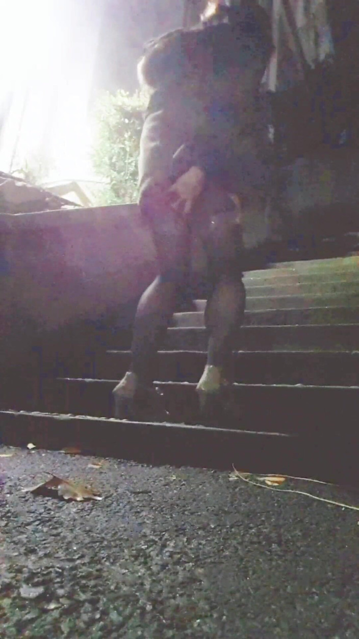 Harinni: Eine College-schlampe in strümpfen mit einem Vib-controller, der an ihren...