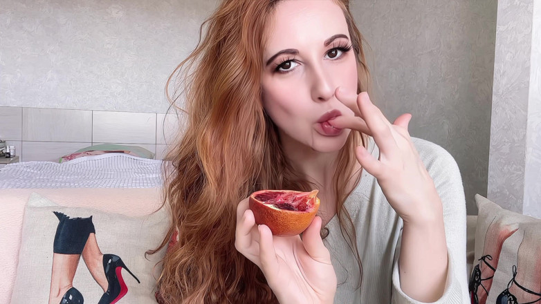 Holy_Red: Mňam Oranžové Sání - Hravé Triky Jazyka a Šťavnatý Nepořádek!