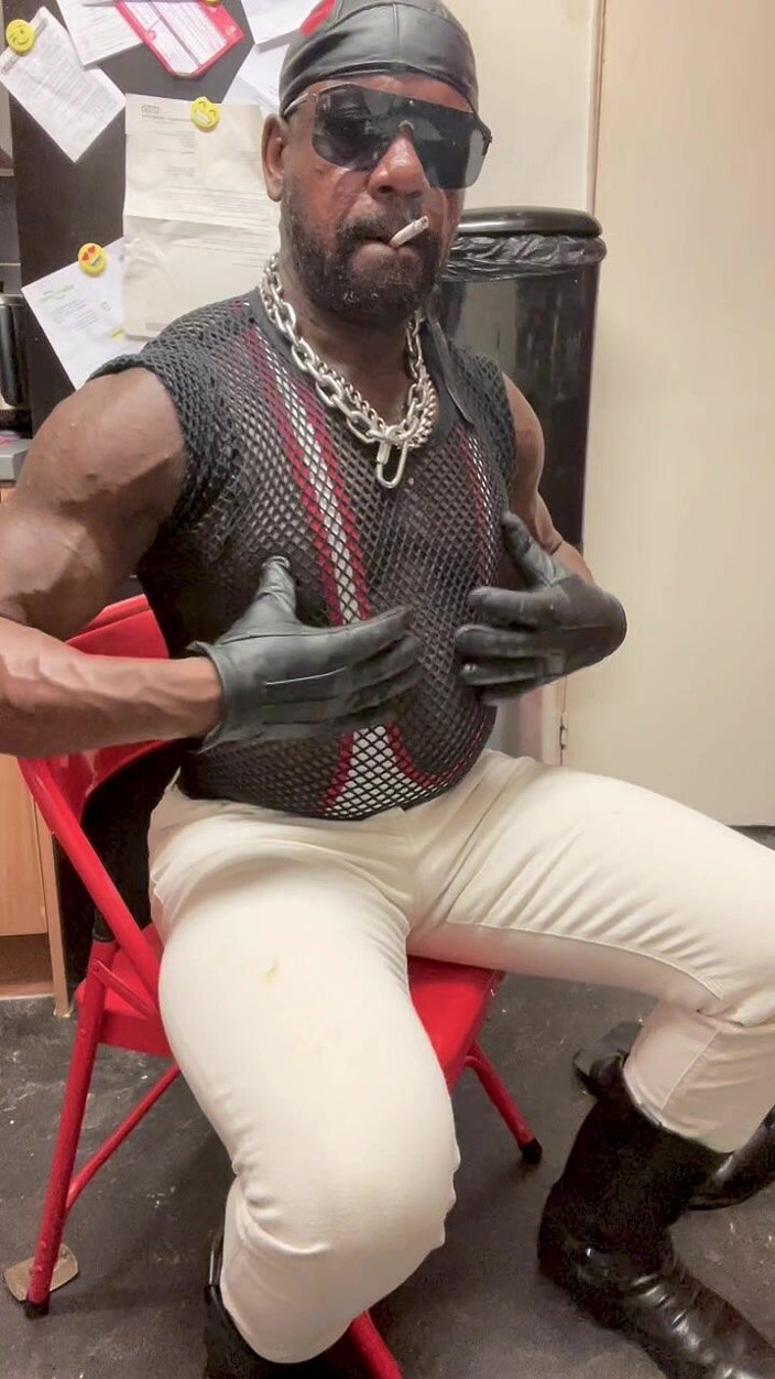 Black butt muscle: 흑인 보디 흡연, 포즈, 근육 굴곡 및. 커 밍