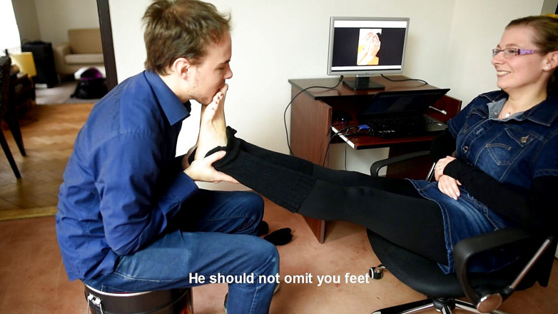 Czech Soles - foot fetish content: 섹시한 발을 가진 직원 검사