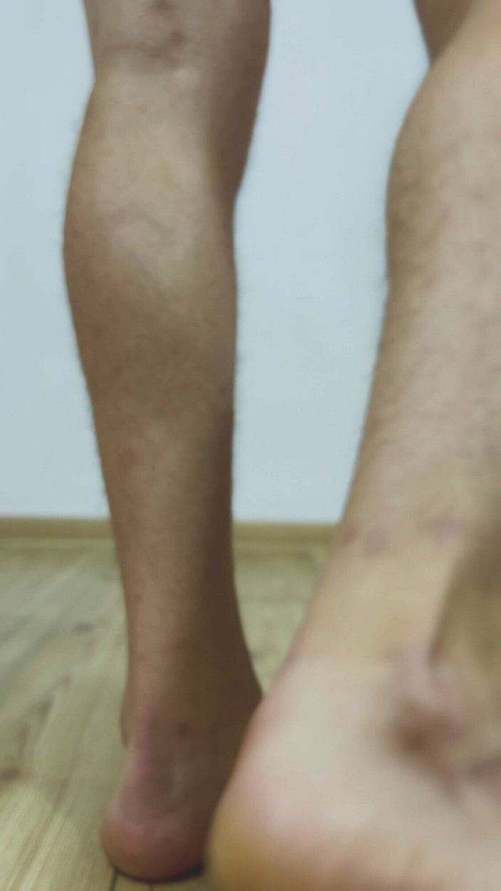 Apomit: Teenie-junge masturbiert und zeigt arsch in strumpfhosen für papi
