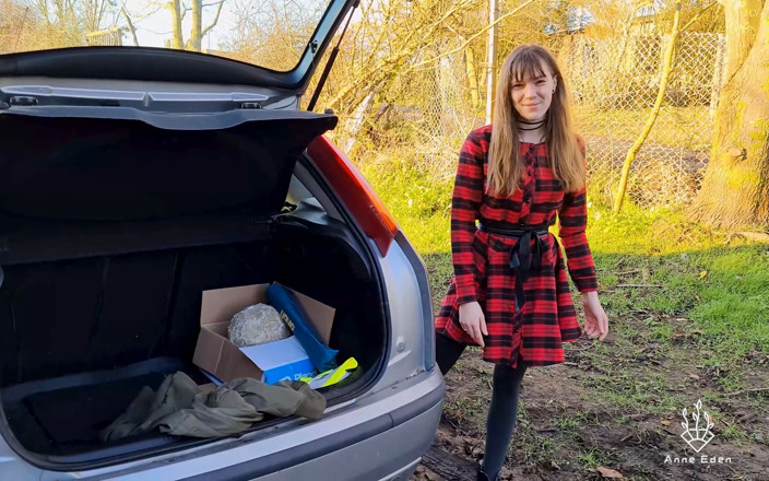 Anne Eden: Sexe au tronc coquin dans une voiture coincée !