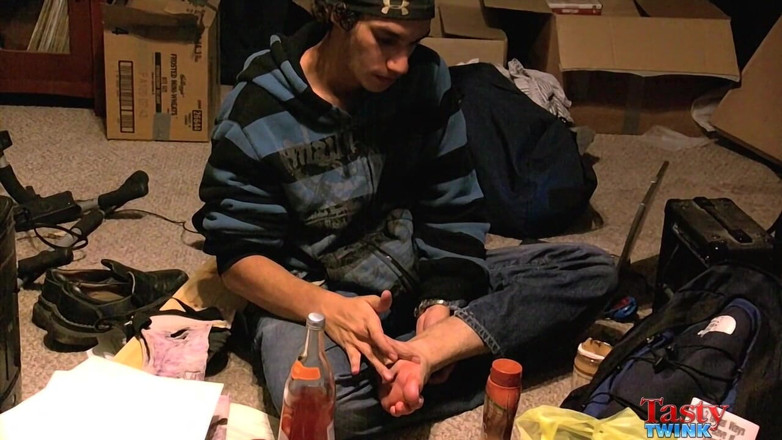 Tasty Twink: Prsty na nohou