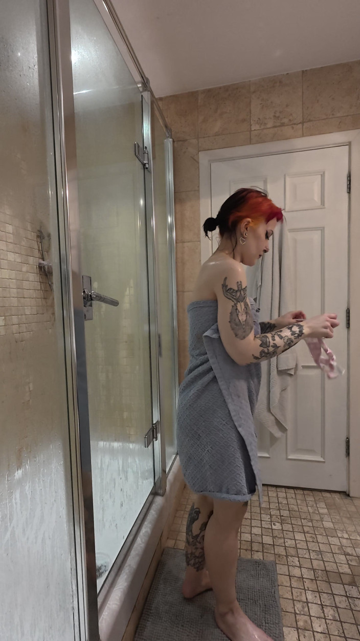 Bigtiddygoth: Your Goddess's Shower - No Touching Allowed(あなたの女神のシャワー - 触れることは許されません)