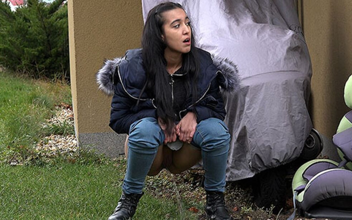 Puffy Network: Au bord des Garages by Got2Pee où des filles viennent...