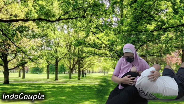 Indo Couple: 公園でヒジャブを着用したパートナーのチンコをしゃぶるインドネシアのカップルのセックス記録