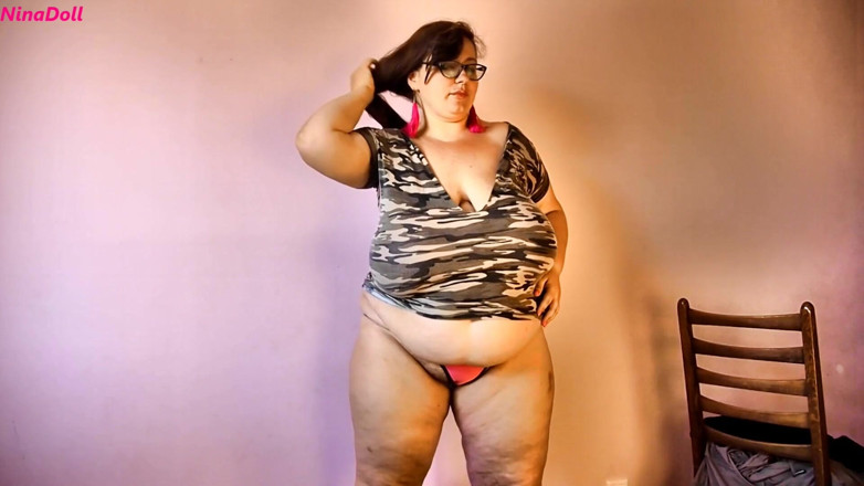 Nina Doll: Škádlení na sobě různé košile JOI