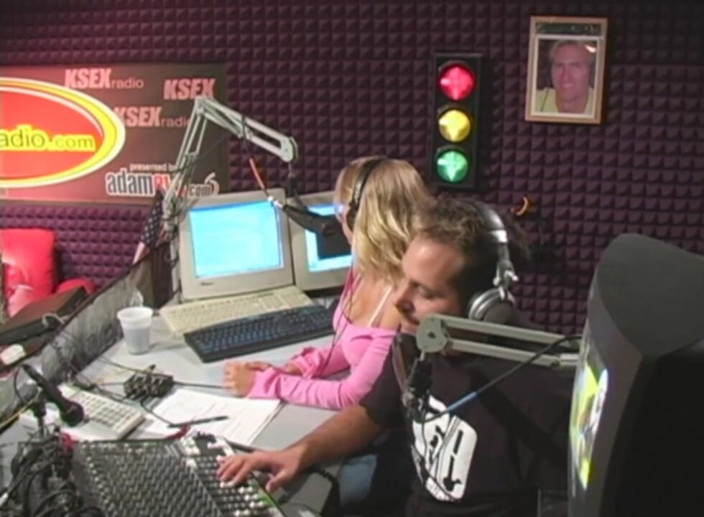 The Classic Archives: Ella parece ser excitada por la transmisión en vivo