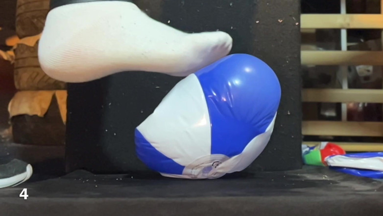 BeachBallsDuo: Bigbootylucy stampft 7 blaue Mini-beachballs in weißen Socken!