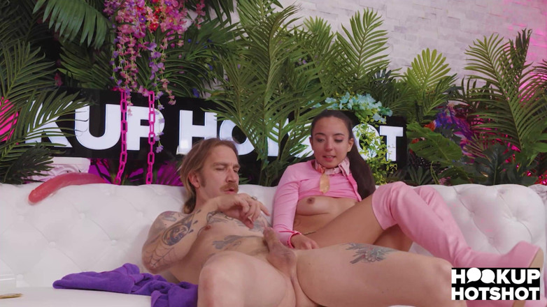 Hookup Hotshot: A inocente Sasha Tatcha pede sexo anal para Bryan Gozzling!