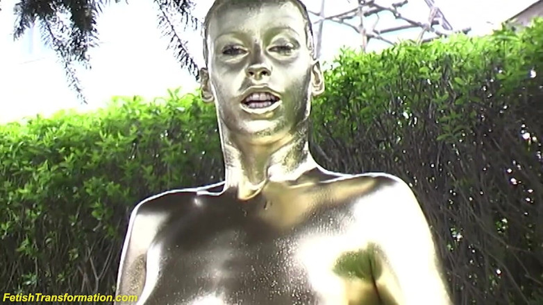 Fetish Islands: Une fille folle à forte poitrine peinte d'or métallique dans la...