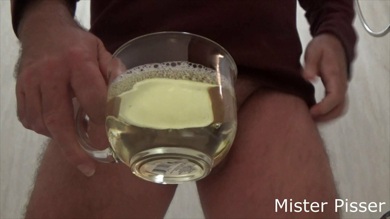Mister Pisser: Misterpisser remplit votre tasse matinale de pisse sexy !