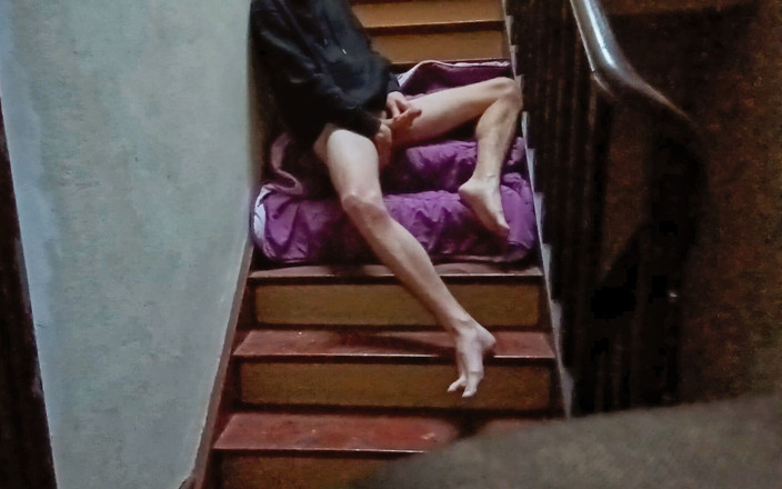 Arthur Refined: Mă masturbez într-o casa scărilor