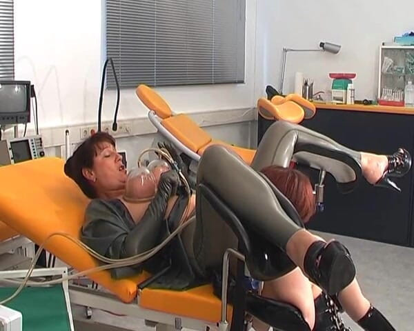 Rubber & Clinic Studio - 1ATOYS: Xtreme, pompage sous vide de la chatte
