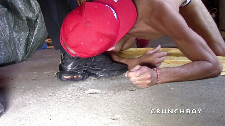 Sneaker gay: Une salope reçoit un creampie dans un jockstrap dans des...